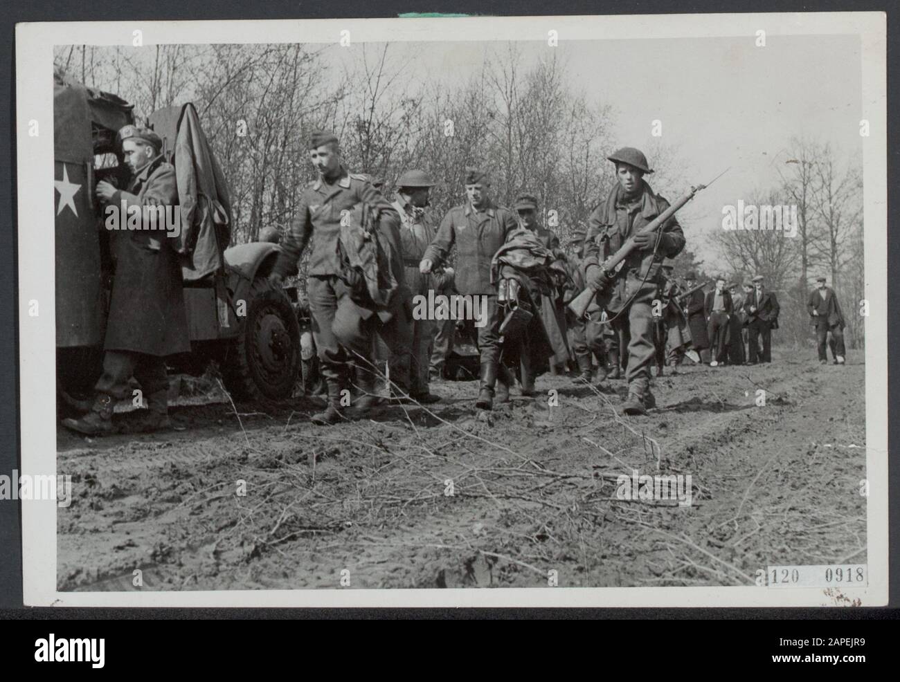 Front Nord-Ost Niederlande: Enschede - Hengelo [Schlacht und Befreiung Achterhoek (1. April 1945), Enschede (1. April 1945), Hengelo (3. April 1945)] Beschreibung: Befreiung 1945 die alliierten Truppen bringen deutsche Kriegsgefangene während des marsches in der Nähe von Hengelo zu den einsatzbereiten Fahrzeugen Datum: April 1945 Ort: Hengelo, Overijssel Schlüsselwörter: Kriegsgefangene, Militär, Zweiter Weltkrieg Stockfoto