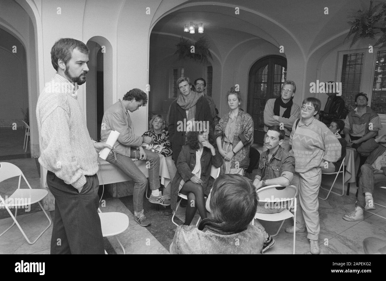 Bewohner der Wohnung Zilverberg in Amsterdam im Gespräch mit Alderman Genet im Rathaus Datum: 5. Oktober 1987 Ort: Amsterdam, Noord-Holland Schlüsselwörter: Einwohner, Rathäuser, Erhaltungen Stockfoto