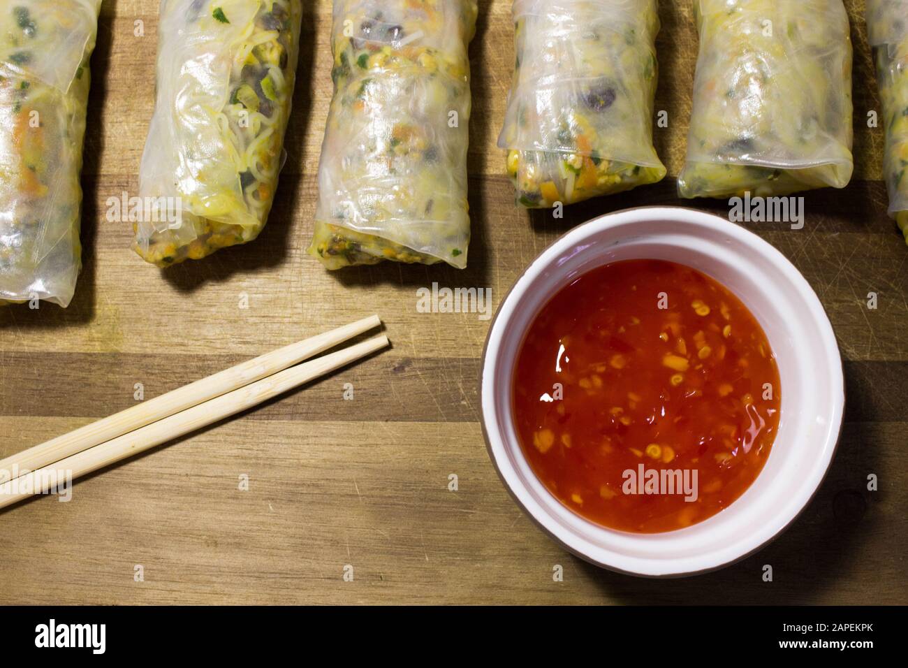 Nahaufnahme vietnamesischer Frühlingsrollen in Reispapier ...