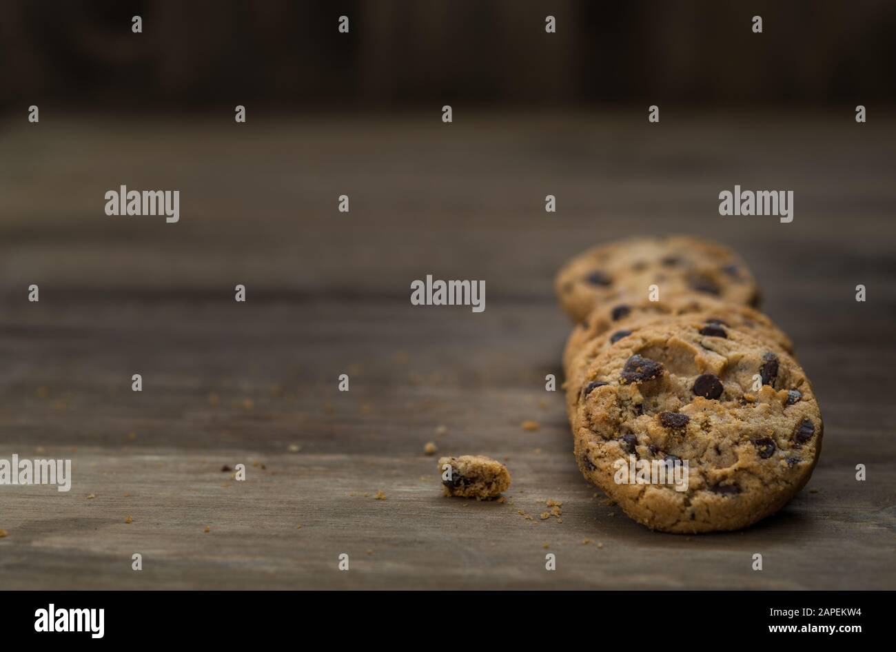 Klassische Schokoladenchip-Plätzchen vor Holzhintergrund. Stockfoto