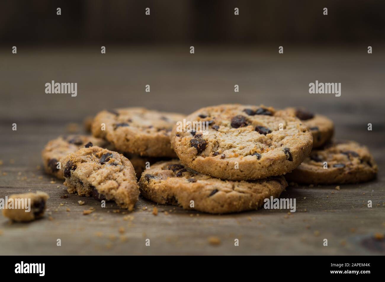 Klassische Schokoladenchip-Plätzchen vor Holzhintergrund. Stockfoto