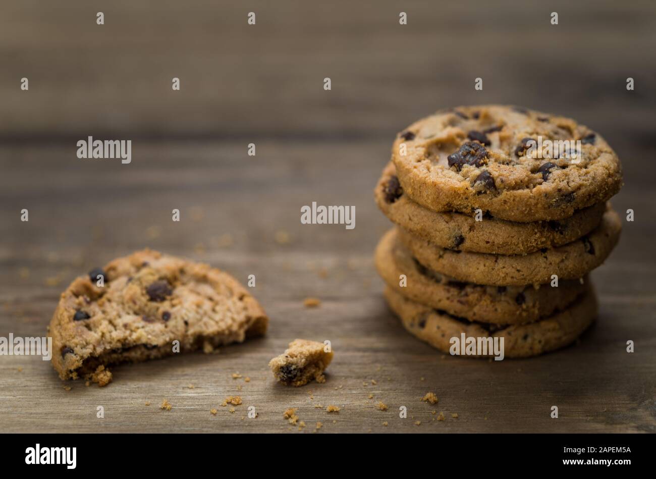 Klassische Schokoladenchip-Plätzchen vor Holzhintergrund. Stockfoto