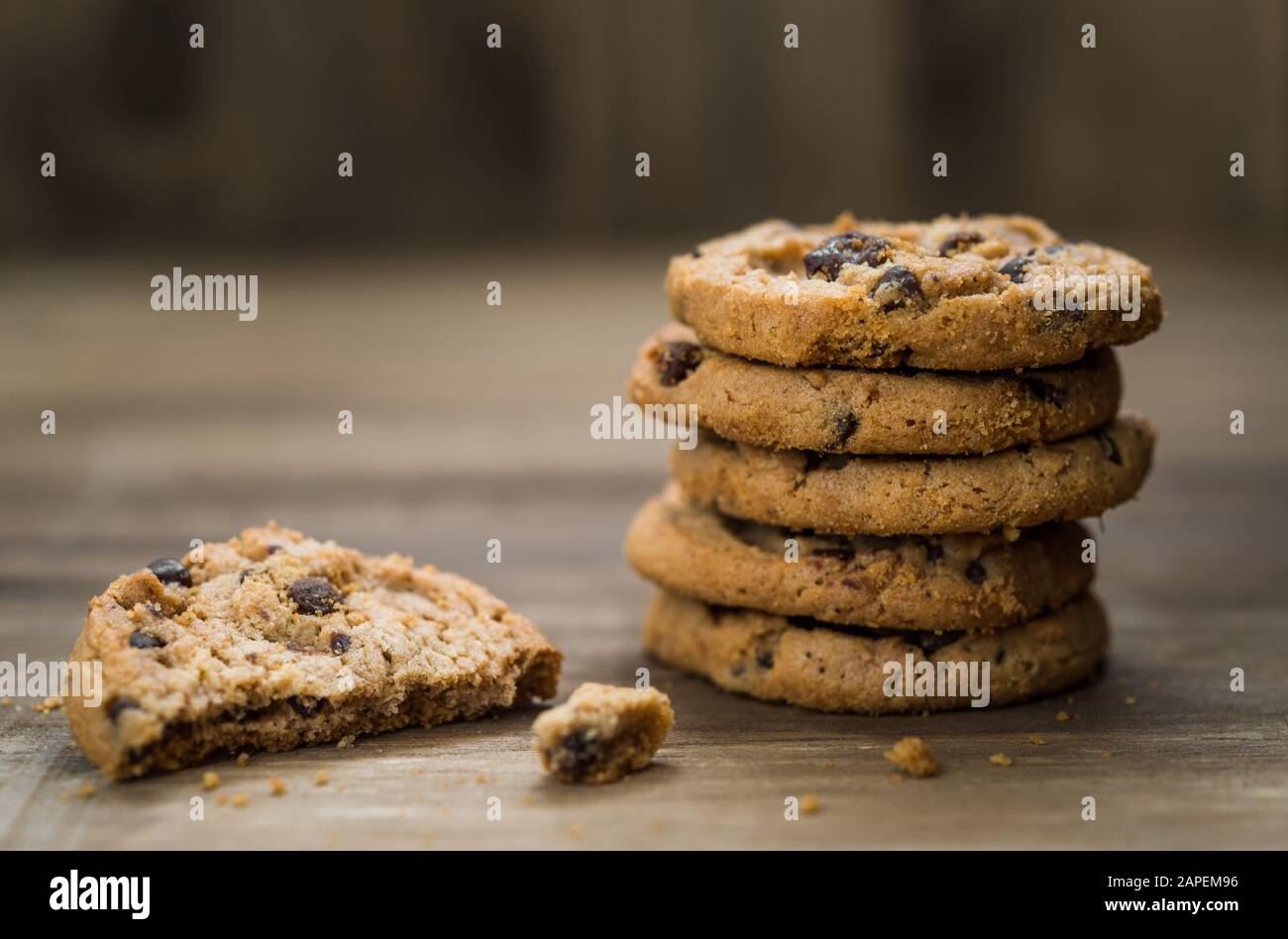 Klassische Schokoladenchip-Plätzchen vor Holzhintergrund. Stockfoto