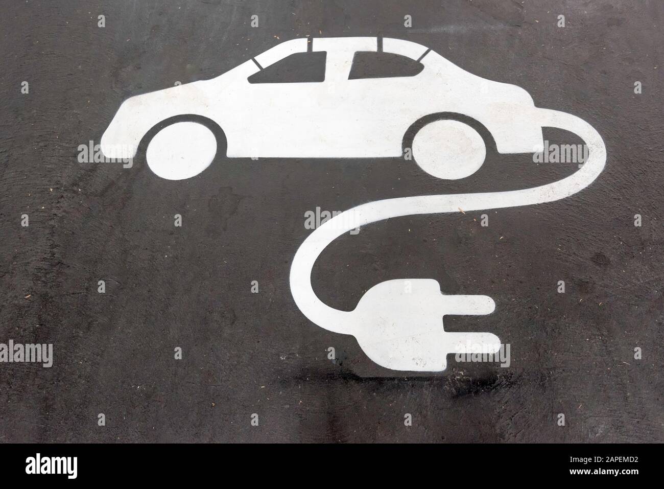 Ein Symbol für die EV-Ladestelle eines Elektrofahrzeugs, das in einer Tiefgarage in Sydney, Australien auf Asphalt gemalt wurde Stockfoto