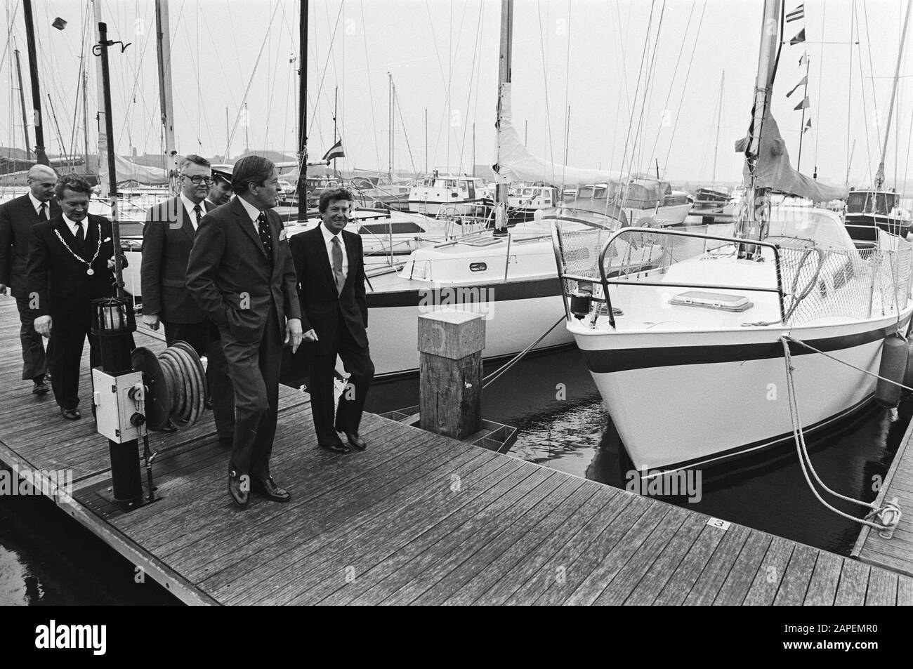 Besuch der Royal Navy in den Helder von Beatrix und Claus, Führung durch den Jachthafen von Marine in den Helder Datum: 6. Mai 1981 Ort: Den Helder Schlüsselwörter: Marine, Besuche, Yachthäfen, Touren persönlicher Name: Beatrix, Prinzessin, Claus, Prinz Stockfoto