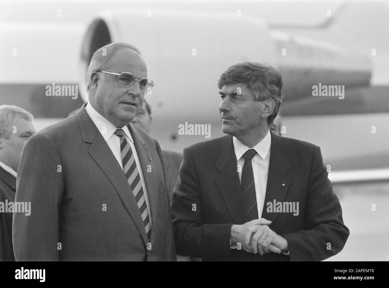 Besuchen Sie Bundeskanzler Helmut Kohl, Helmut Kohl und Premier Lubbers am Flughafen Valkenburg (Ankunft) Datum: 30. November 1987 Schlüsselwörter: Ankunft, Besuche, Flughäfen persönlicher Name: Helmut Kohl, Lubbers, Ruud Stockfoto