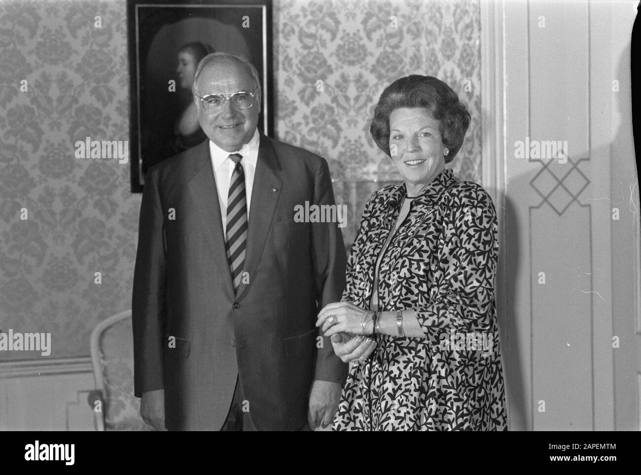 Besuchen Sie Bundeskanzler Helmut Kohl, Helmut Kohl und Königin Beatrix im Palast Huis ten Bosch Datum: 30. November 1987 Schlüsselwörter: Besuche persönlicher Name: Beatrix, Königin, Helmut Kohl Institutionenname: Paleis Huis ten Bosch Stockfoto