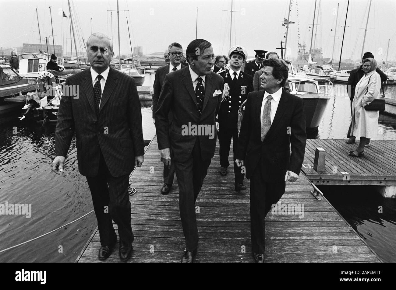 Besuch der Royal Navy in den Helder von Beatrix und Claus, Führung durch den Jachthafen von Marine in den Helder Datum: 6. Mai 1981 Ort: Den Helder Schlüsselwörter: Marine, Besuche, Yachthäfen, Touren persönlicher Name: Beatrix, Prinzessin, Claus, Prinz Stockfoto