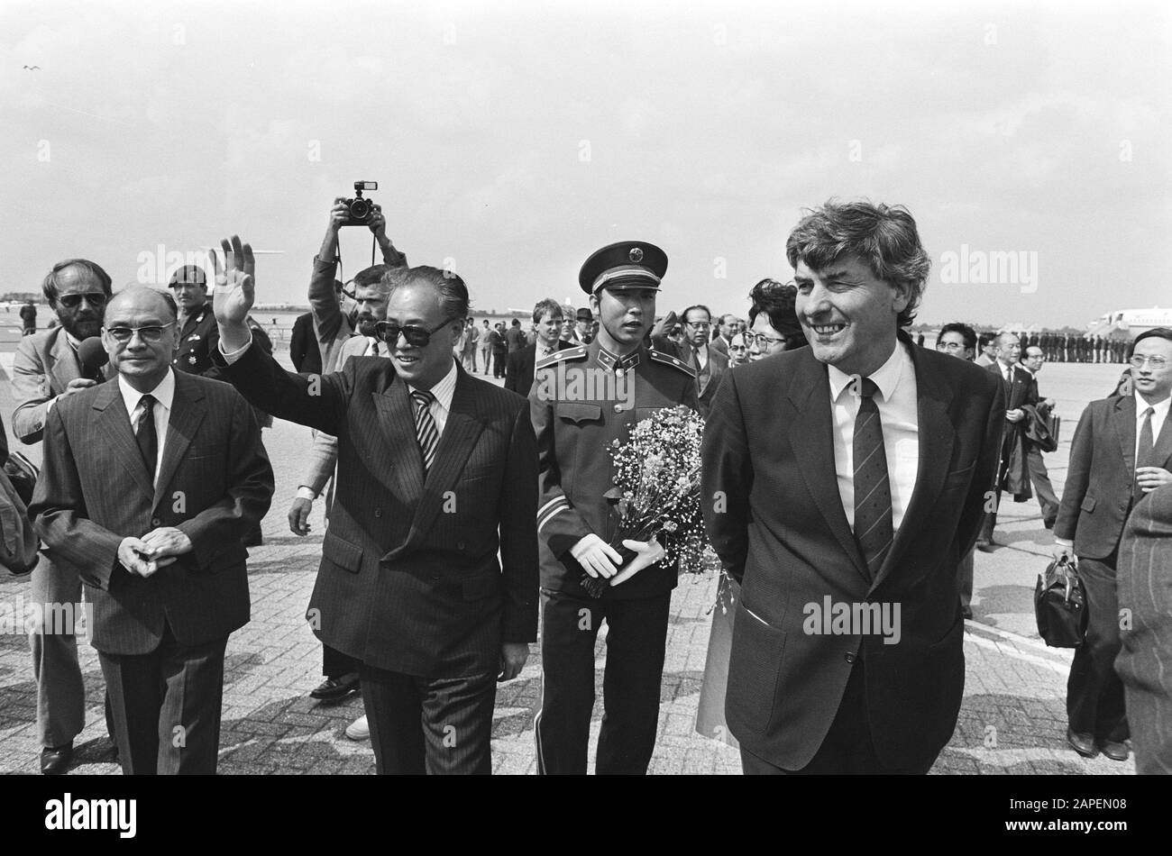 Besuchen Sie den chinesischen Premierminister Zhao Ziyang, nachdem er mit Premierminister Lubbers in Zestienhoven angekommen ist Datum: 16. Juni 1985 Schlüsselwörter: Ankunft, Besuche, Premierminister: Lubbers, Ruud, Zhao Ziyang Institutionenname: Zestienhoven Stockfoto