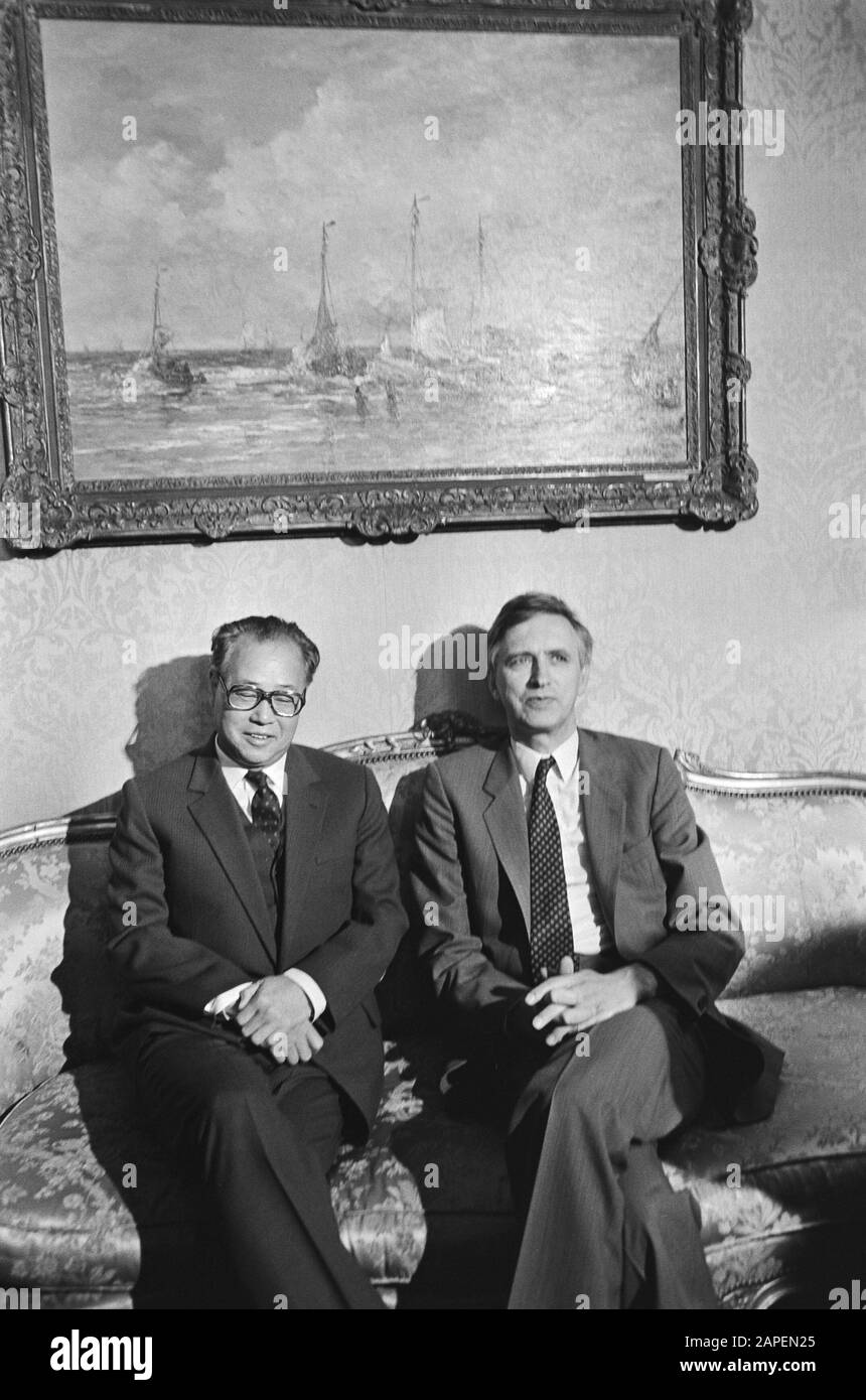 Besuchen Sie den chinesischen Premierminister Zhao Ziyang; Zhao Ziyang mit Präsident Dolman Datum: 17. Juni 1985 Schlüsselwörter: Besuche, Premierminister, Präsidenten persönlicher Name: Zhao Ziyang Stockfoto