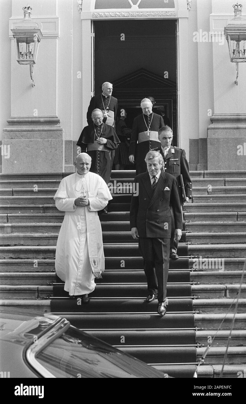 Besuchen Sie Papst Johannes Paul II. In den Niederlanden; Empfang im Palast Huis ten Bosch; Prinz Claus führt den Papst Leiten Datum: 13. Mai 1985 Schlüsselwörter: Belege, Besuche, Päpste persönlicher Name: Claus, Fürst Institutioneller Name: Paleis Huis ten Bosch Stockfoto