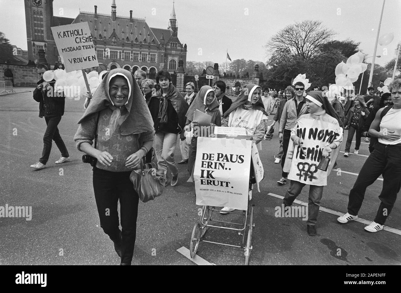Besuch von Papst Johannes Paul II. In den Niederlanden; Demonstranten im Friedenspalast Datum: 13. Mai 1985 Schlüsselwörter: Besuche, Demonstranten, Päpste persönlicher Name: Johannes Paul II. (Papst) Institutionenname: Friedenspalast Stockfoto