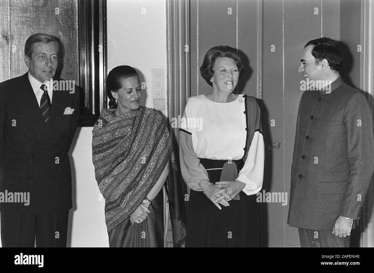 Besuchen Sie Premierminister Rajiv Gandhi aus Indien; Empfang im Palast Huis ten Bosch; Prinz Claus, Frau Gandhi, Königin Beatrix Datum: 25. Oktober 1985 Ort: Den Haag, Zuid-Holland Schlüsselwörter: Belege, Besuche, Königinnen, Premierminister persönlicher Name: Beatrix, Königin, Claus, Name der Prinzeneinrichtung: Palast Huis ten Bosch Stockfoto
