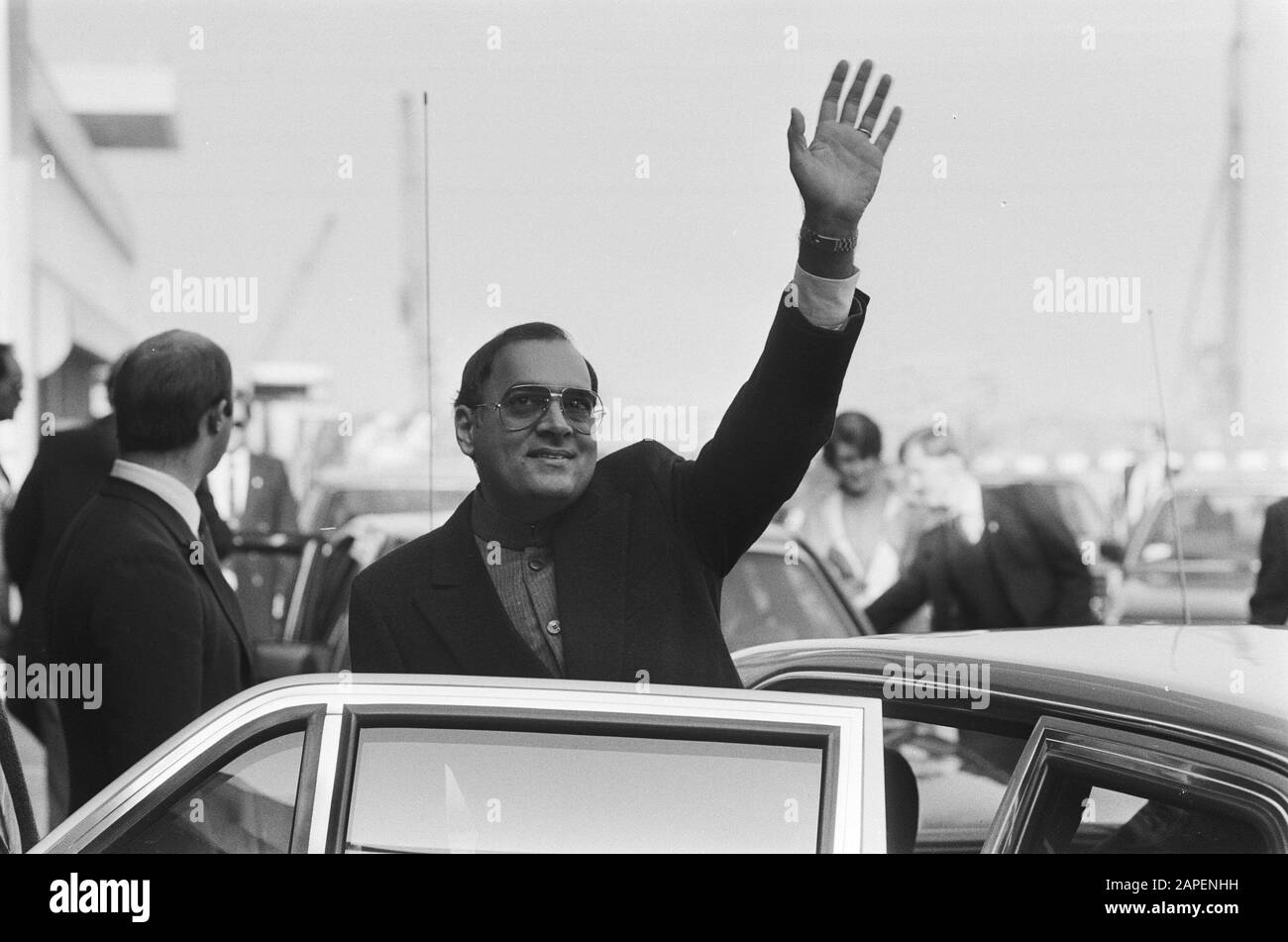 Besuchen Sie Premierminister Rajiv Gandhi aus Indien; Premier Gandhi Swinging Datum: 25. Oktober 1985 Ort: Noord-Holland, Schiphol Schlüsselwörter: Besuche, Premierminister: Gandhi, Rajiv Stockfoto