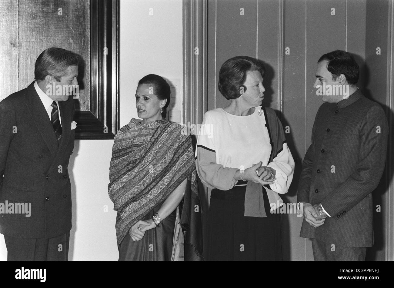 Besuchen Sie Premierminister Rajiv Gandhi aus Indien; willkommen im Palast Huis ten Bosch; Prinz Claus, Frau Gandhi, Königin Beatrix und Premierminister Gandhi Datum: 25. Oktober 1985 Ort: Den Haag, Zuid-Holland Schlüsselwörter: Belege, Besuche, Königinnen, Premierminister persönlicher Name: Beatrix, Königin, Claus, Prinz, Gandhi, Rajiv Institutionname: Palast Huis ten Bosch Stockfoto
