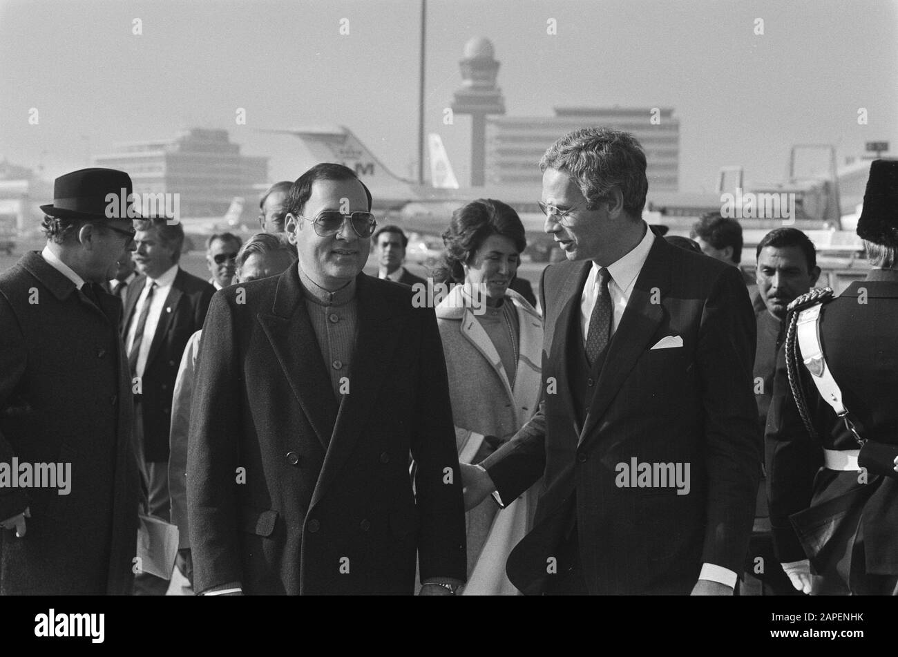 Besuchen Sie Premierminister Rajiv Gandhi aus Indien; Premierminister Gandhi wurde von Minister Van der Broek auf Schiphol begrüßt Datum: 25. Oktober 1985 Ort: Noord-Holland, Schiphol Schlüsselwörter: Besuche, Premiers persönlicher Name: Broek, Hans van der Stockfoto