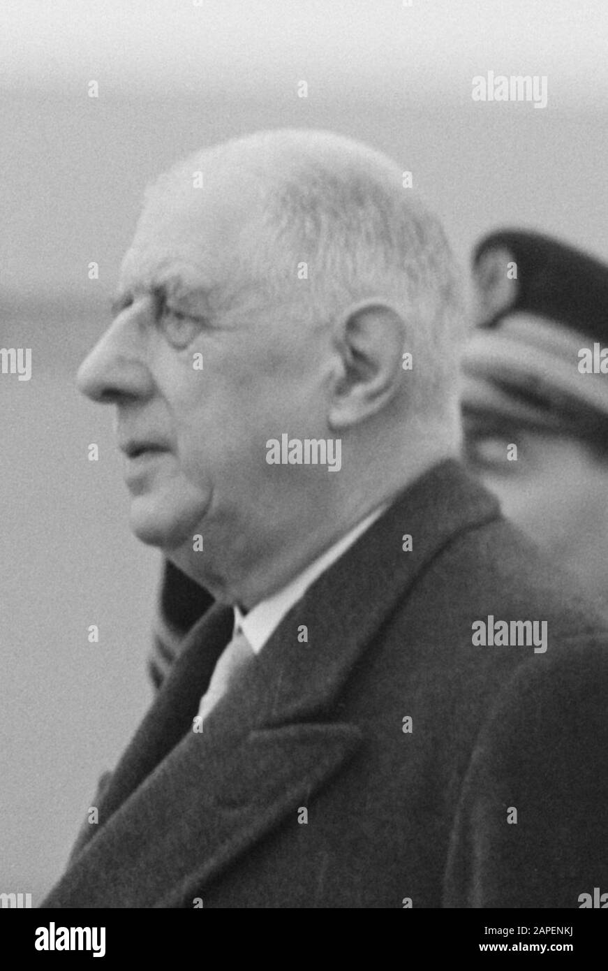 Besuchen Sie Präsident De Gaulle in den Niederlanden. Ankunft von links De Gaulle, Baron Lynden (im Namen der Königin) und Minister Luns Datum: 16. März 1963 Ort: Niederlande Schlüsselwörter: Ankünfte, Besuche, Königinnen persönlicher Name: Baron Lynden, Gaulle, Charles de, Luns, J.A.M. H., Joseph Stockfoto