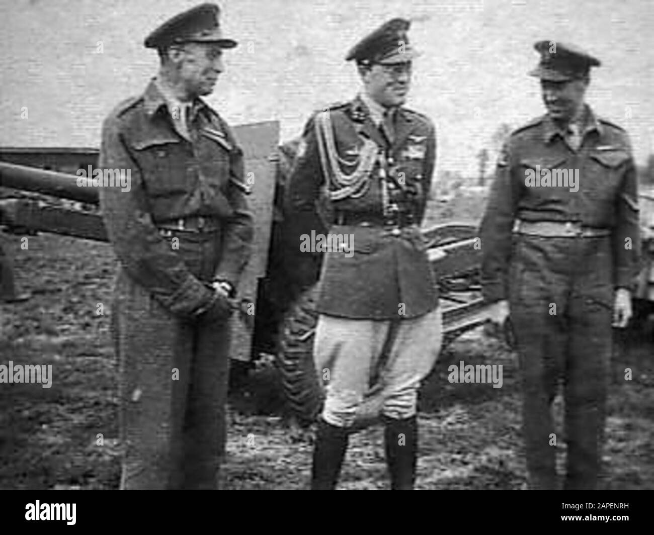 Besuchen Sie Prins Bernhard am Willem de Zwijgerbarne in Wezep Anmerkung: [Negative Missing] Datum: 13. August 1946 Ort: Gelderland, Wezep Schlüsselwörter: Besuche, Baracken, Königshaus, Princes persönlicher Name: Bernhard, Fürst Stockfoto