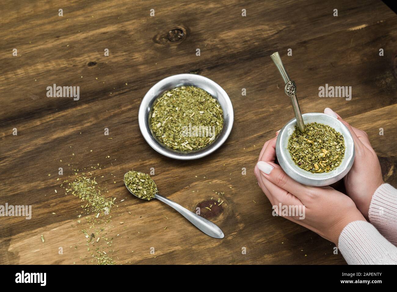 Junge Frau trinkt traditionellen argentinischen Yerba Mate Tee. Stockfoto