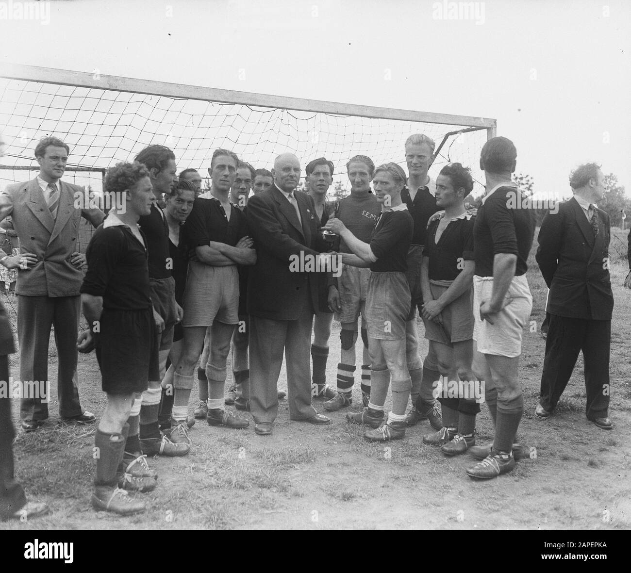 AVB-Cup Auszeichnung des stellvertretenden Vorsitzenden AVB Jolin Datum: 19. Juni 1949 Schlagwörter: Cup Awards Stockfoto