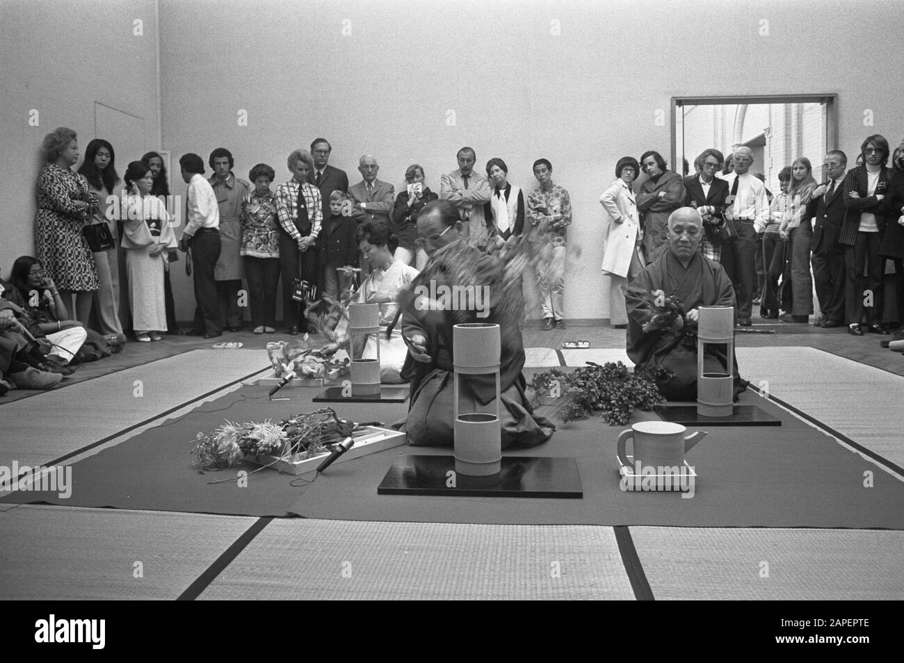 Demonstration Ikebana von Japanese Flower Arrangement im Stedelijk Museum Beschreibung: Besucher des Museums beobachten Datum: 12. Mai 1972 Ort: Amsterdam, Noord-Holland Schlüsselwörter: Blumenkunst, Demonstrationen, Museen Stockfoto