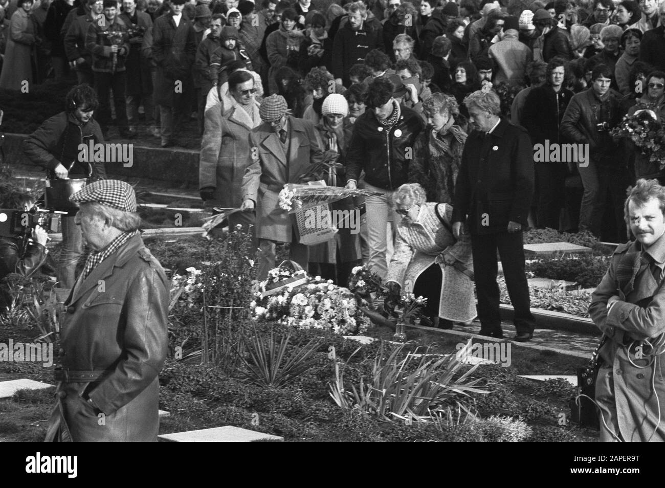 Gedenken an die Widerstandsfrau Hanny Schaft auf dem Ehrenfriedhof in Overveen Beschreibung: Auf der Kachel von Hannie Schaft Blumen gelegt Anmerkung: Die Designer des Ehrenfriedhofs sind die Architekten Auke Komter und Gerard H. holt. Die Urne gehört Prof. Ludwig Oswald Wenckebach Datum: 29. November 1981 Ort: Noord-Holland, Overveen Schlüsselwörter: Ehrenfriedhöfe, Gedenkstätten, Kränze, Kriegsdenkmälern, Widerstandskämpferinnen Stockfoto