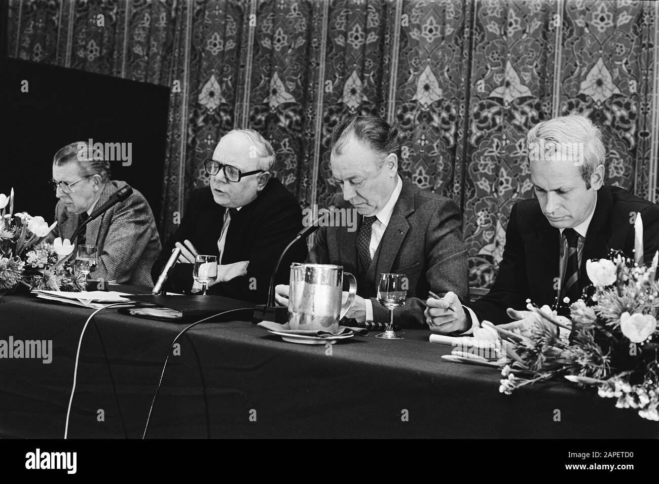 Treffen des NOC mit den olympischen Sportverbänden im Hilton A'dam im Zusammenhang mit Boykott OS in Moskau; de Krol (vvvz NOC PM Drost und W. de Heer (NSF) Datum: 2. Februar 1980 Ort: Amsterdam, Noord-Holland Schlüsselwörter: Meetings persönlicher Name: Hilton, Os, PM Drost, W. The Lord Institution Name: NOC, NSF, VZ Stockfoto