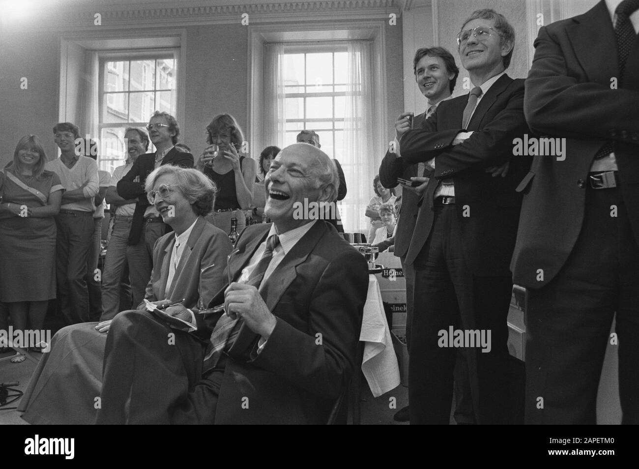 Treffen zum 65. Jahrestag den Uyl in der niederländischen Hausfraktion PvdA; Joop den Uyl und seine Frau Datum: 28. August 1984 Schlüsselwörter: Meetings, Geburtstage persönlicher Name: Uyl, Joop den Stockfoto