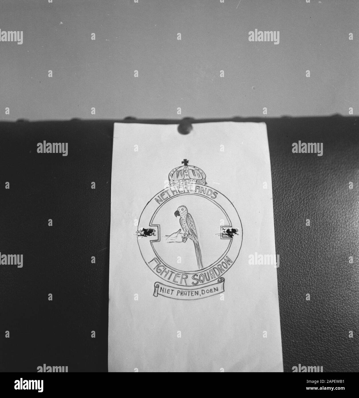 322 (niederländisches) Geschwader RAF Beschreibung: Caption Design for Crest of the Dutch Fighter Squadron [Design of the Emblem of the Squadron] Anmerkung: Das Emblem enthält ein Bild des Maskottchens The Parrot Polly Gray und der Zauber Do Not Talk, Do Date: {1940-1945} Ort: Great Britain Keywords: Embleme, Luftwaffe, Zweiter Weltkrieg Stockfoto
