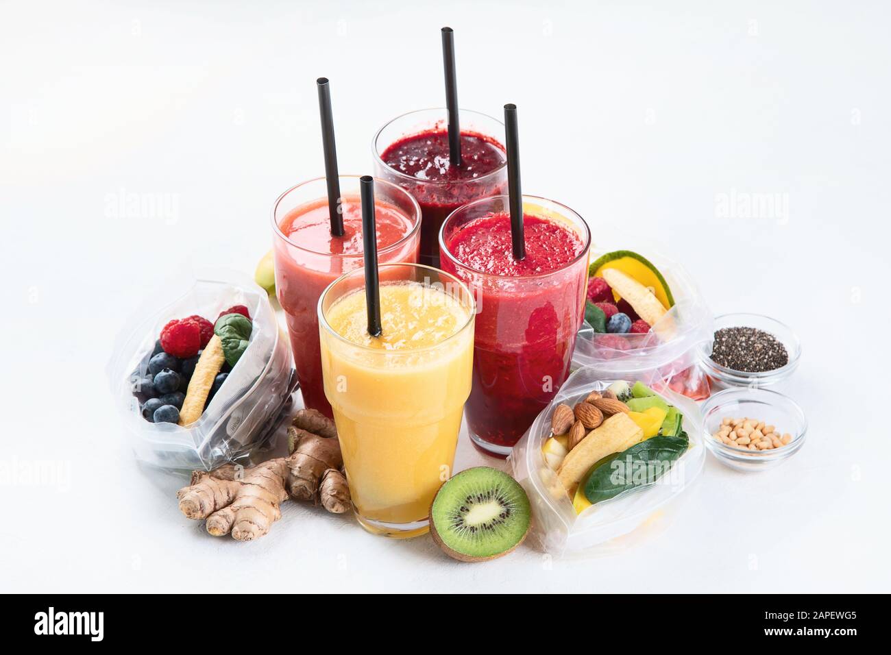 Htalthy frische Obst- und Gemüsesmoothies mit verschiedenen Zutaten in Packungen. Stockfoto