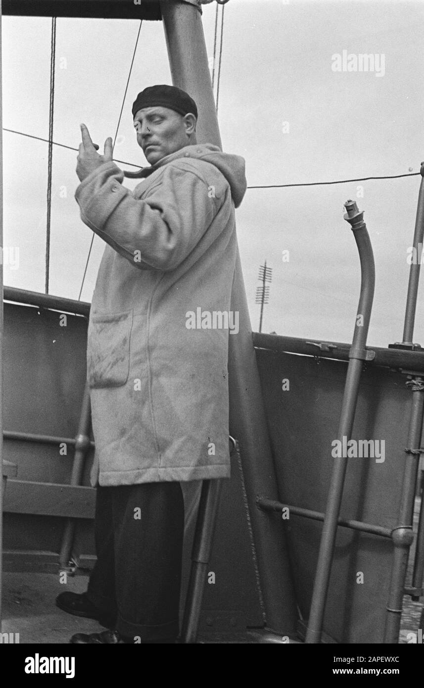 MN [Merchant Navy]/Anefo London Serie Beschreibung: Bildunterschrift Der Kapitän, der Anweisungen gibt [der Kapitän gibt Anweisungen] Datum: Juni 1943 Ort: Großbritannien Schlagwörter: Besatzung, Handelsflotten, Marine Schlepper, Weltkrieg Stockfoto