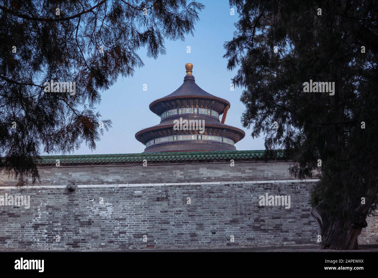 Die Halle des Betts für Gute Ernte im Himmelstempel (Tian Tan) in China, Peking, von hinter der Wand und der Stress sichtbar. Chinesische Architektur Stockfoto