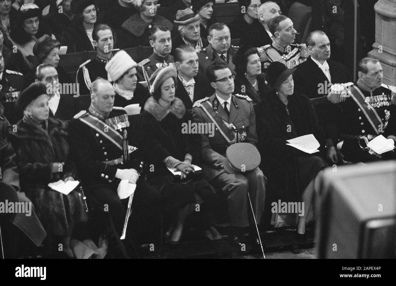 Deposition Prinzessin Wilhelmina in Delft. V. l. INA, Gräfin von Athlone, König Olav von Norwegen, Königin Fabiola und König Baudouin von Belgien, Charlotte Grand Duchess of Luxembourg Datum: 8. Dezember 1962 Ort: Delft, Süd-Holland Schlüsselwörter: Beerdigungen, Gräfin, Großduchessen, Könige, Königinnen, Königshaus, Prinzessinnen persönlicher Name: Athlone Ina Countess of, Baldwin, König von Belgien, Charlotte Groorthertogin, Fabiola Queen, Olav, König von Norwegen Stockfoto