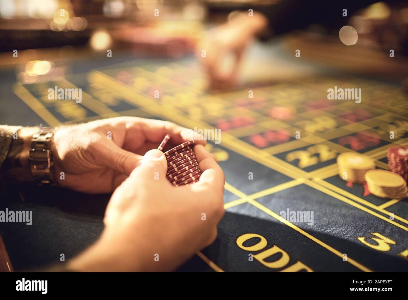 Chips in den Händen der Spieler in einem Casino. Stockfoto