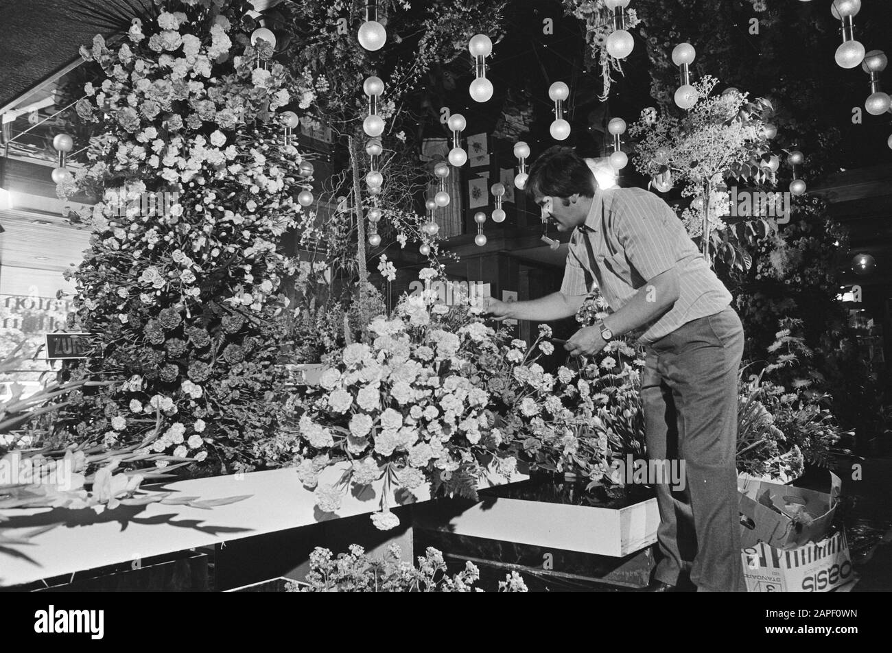 Blumenkünstler Johan Weisz macht ein riesiges Blumenarrangement für das Sheraton Schipholhotel Datum: 26. August 1983 Standort: Amsterdam, Noord-Holland Schlüsselwörter: Blumen, Blumenkunst Stockfoto