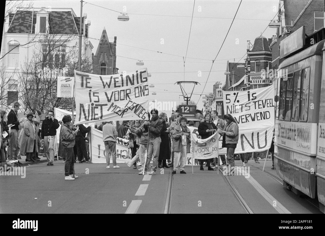 Blockade der Krankenschwestern in der Van Baerlestraat Amsterdam Datum: 11. april 1989 Ort: Amsterdam, Noord-Holland Schlüsselwörter: Blockaden, Slogans, Banner, Krankenschwestern Stockfoto