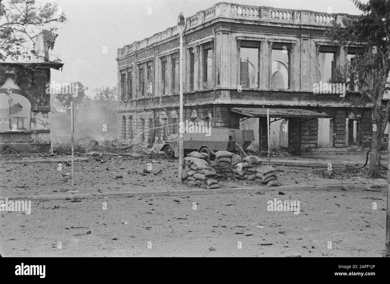 Bandoeng Beschreibung: Löschen eines Feuers in einem zerstörten Bandoeng Datum: 1946 Ort: Bandung, Indonesien, Niederländisch-Ostindien Stockfoto