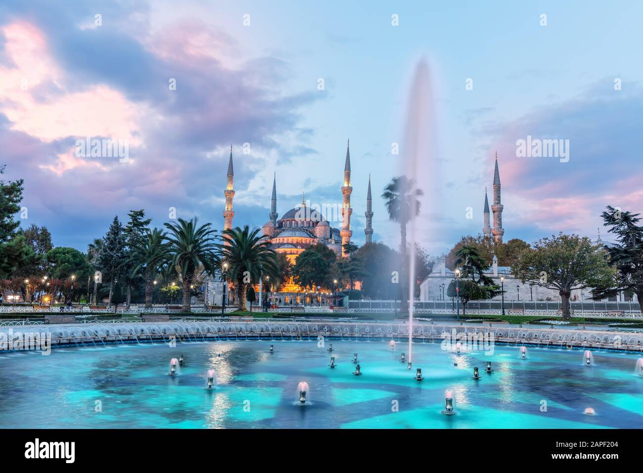 Die Blaue Moschee und der Brunnen im Sultan-Ahmet-Park, Istanbul, Türkei Stockfoto