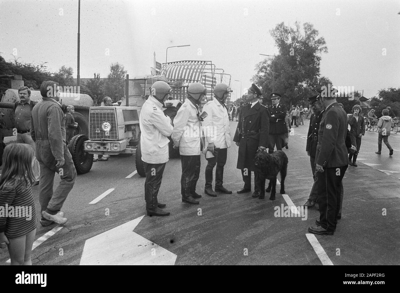 Landwirte besetzen den Verkehrsplatz Hoevelaken; nationale Polizei mir Hunde nehmen die Ausfahrt nach Amsterdam frei von Traktoren Datum: 5. August 1974 Ort: Amsterdam, Hovelaken Schlüsselwörter: Bauer, HUND, Rijkspolitien, Traktorens, Berufe Stockfoto