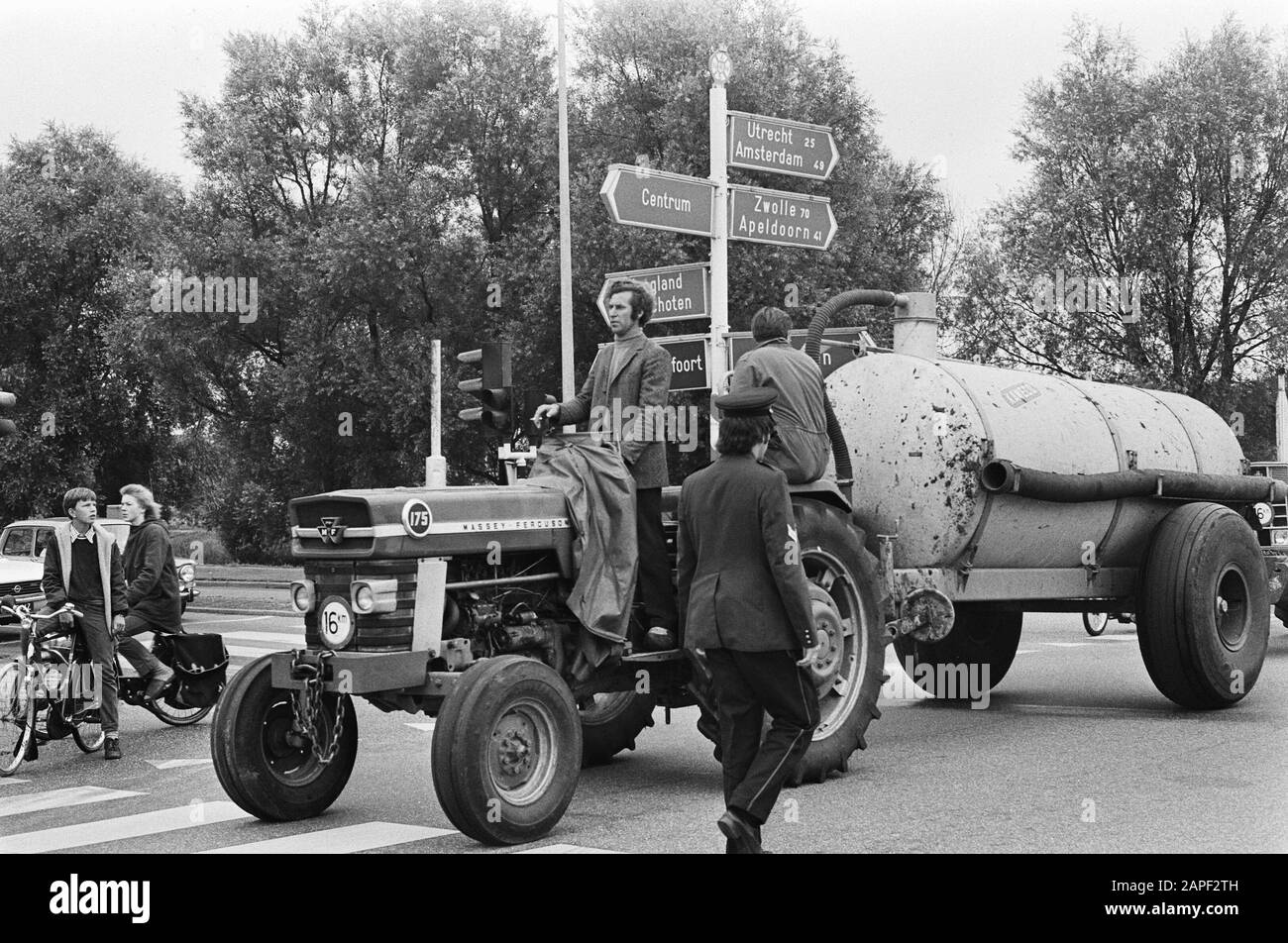 Bauern besetzen den Verkehrsplatz Hoevelaken; Traktoren unter Datum: 5. August 1974 Standort: Hovelaken Schlagwörter: Bauern, Traktoren, Beruf, Verkehrsplätze Stockfoto