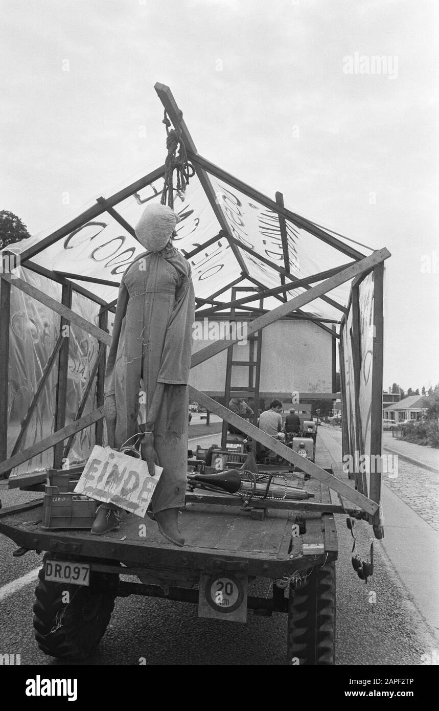 Bauern demonstrieren in Belgien; Traktor mit Seil umhängende Bauernpuppe Datum: 2. September 1974 Standort: Belgien Schlagwörter: Bauer, Demonstrationen, Traktoren Stockfoto
