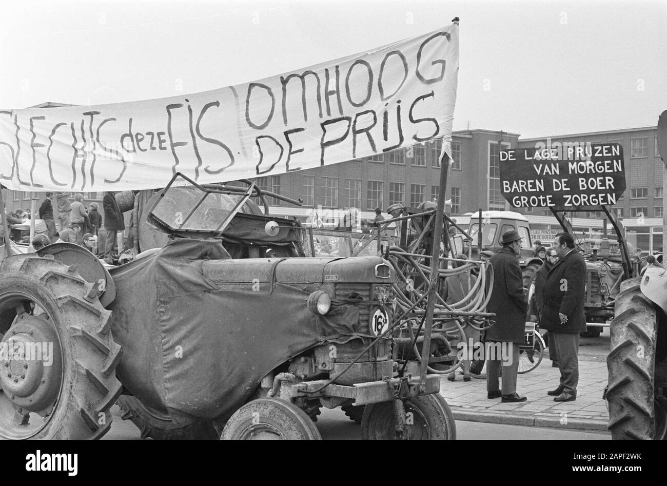 Bauern, die zu Bauernpreisen demonstrieren, EWG in Winschoten Traktoren mit Schildern Datum: 26. Februar 1972 Standort: Groningen, Winschoten Schlüsselwörter: Bauern, Demonstrationen Name Der Institution: EWG Stockfoto