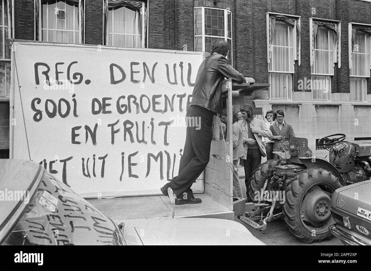 Bauern demonstrieren mit Traktoren im Zentrum von den Haag einen der Bauernwagen mit Bannern Datum: 2. August 1974 Standort: Den Haag, Zuid-Holland Schlüsselwörter: Bauern, SPANDOKS, Traktorens, Demonstrationen Stockfoto