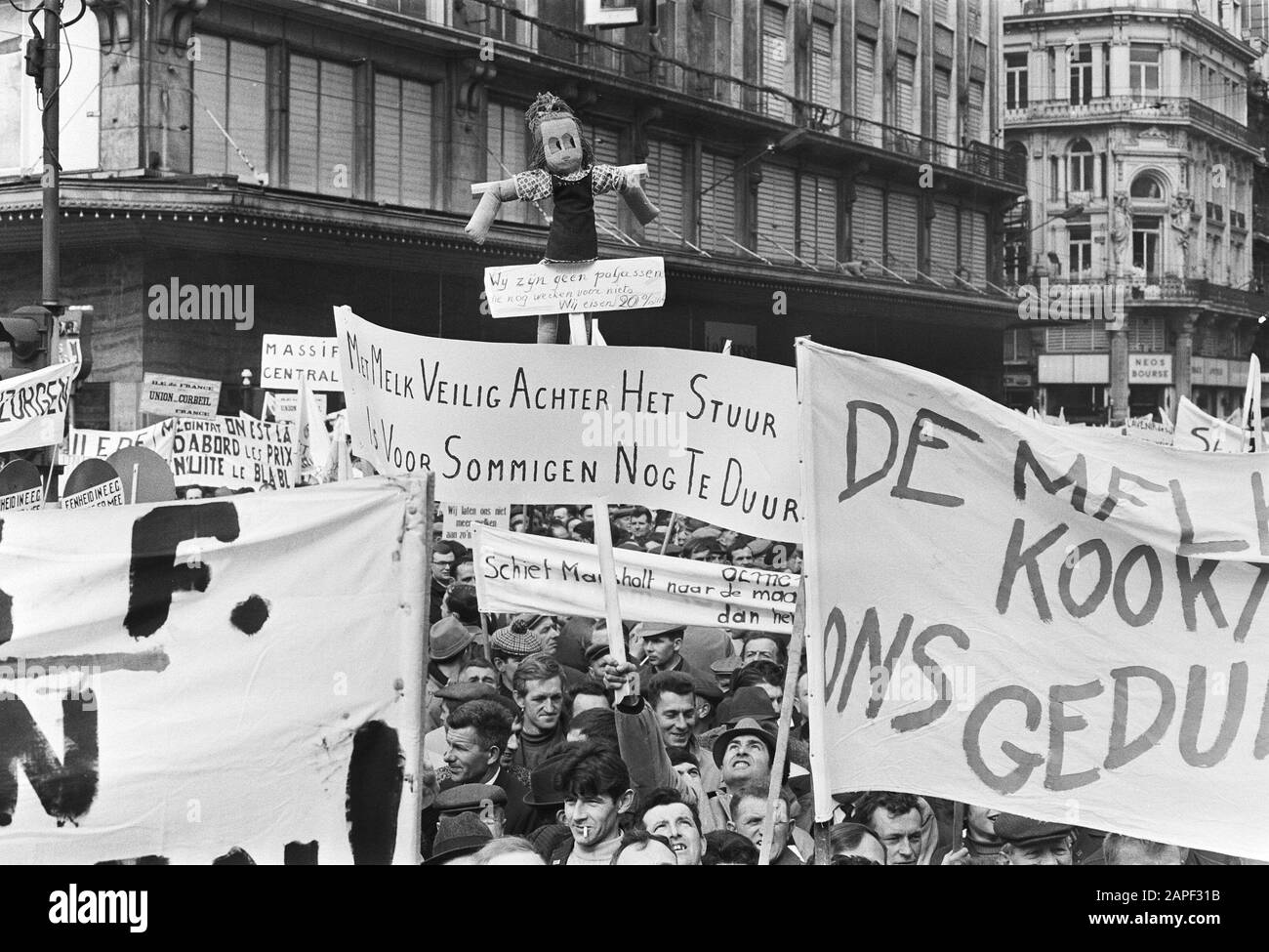 Demonstration der Landwirte in Brüssel gegen die EWG-Agrarpolitik Beschreibung: Landwirte mit Bannern während der Aktion Datum: 23. März 1971 Ort: Belgien, Brüssel Stichwörter: Demonstrationen, Landwirte, Banner Name Der Institution: EEG Stockfoto