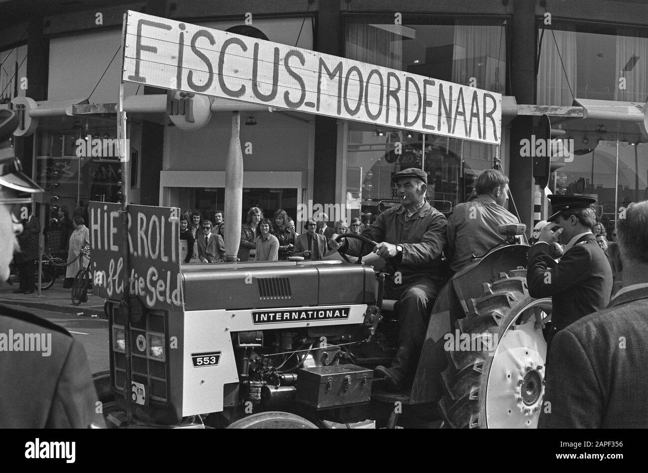 Bauerndemonstration in Utrechter, Traktor mit Bannern während der Demonstration Datum: 16. September 1974 Standort: Utrechter Schlüsselwörter: SPANCHARES, Bauern, Demonstrationen, Traktoren Stockfoto