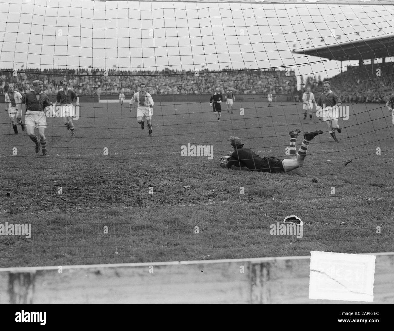 AJAX versus Enschedese Boys 0-4 Keper Copyright Datum: 8. Oktober 1950 Persönlicher Name: Enschedese Boys Institution Name: AJAX Stockfoto