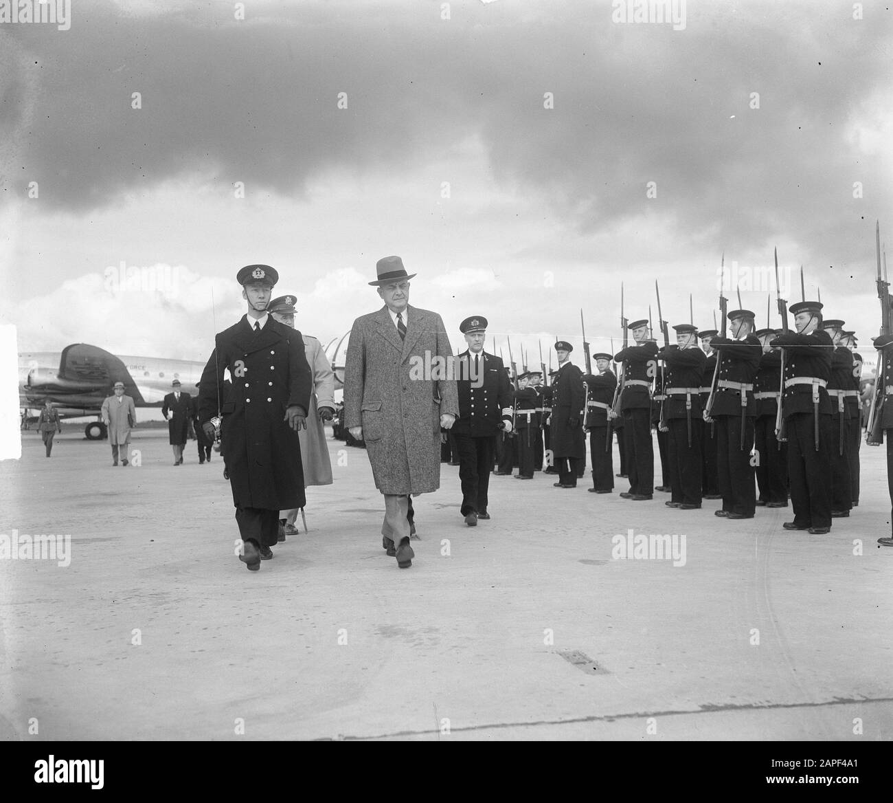 Ankunft Louis A. Johnson (US-Kriegsminister) auf Schiphol Datum: 29. März 1950 Ort: Amsterdam, Noord-Holland Schlüsselwörter: Ankunft persönlicher Name: Louis A. Johnson Stockfoto