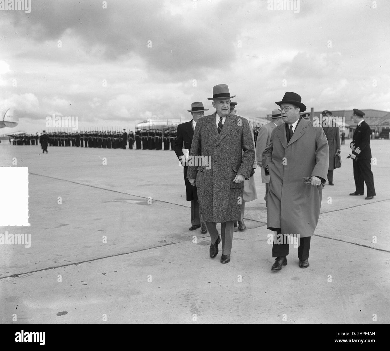 Ankunft Louis A. Johnson (US-Kriegsminister) auf Schiphol Datum: 29. März 1950 Ort: Amsterdam, Noord-Holland Schlüsselwörter: Ankunft persönlicher Name: Louis A. Johnson Stockfoto