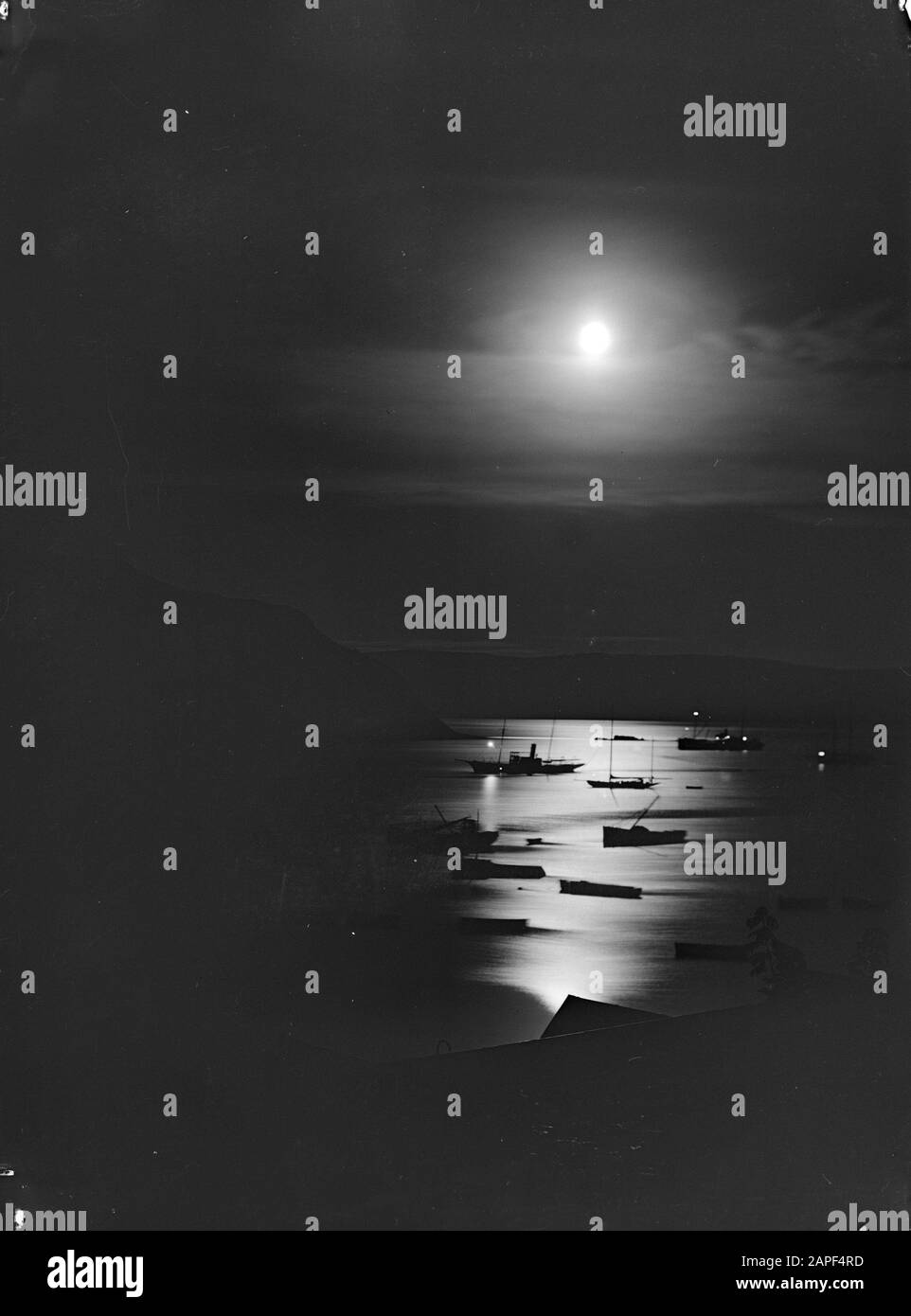 Schottland - Die Highlands Beschreibung: Boote im Mondlicht auf dem Wasser Datum: 1934 Ort: Großbritannien, Portree Schlüsselwörter: Landschaften, Seen, Nachtbilder, Schiffe Stockfoto