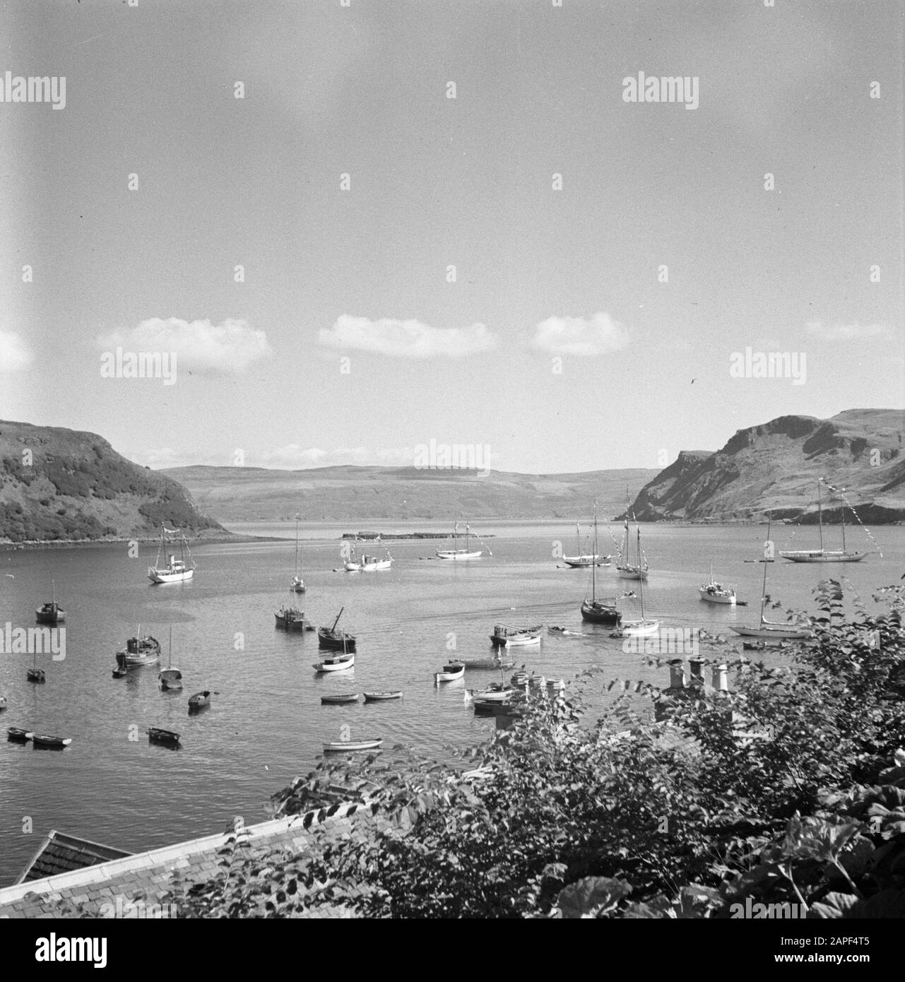 Schottland - Die Highlands Beschreibung: Boote vor der Küste von Skye Datum: 1934 Ort: Großbritannien, Portree Schlüsselwörter: Berge, Landschaften, Seen, Schiffe Stockfoto